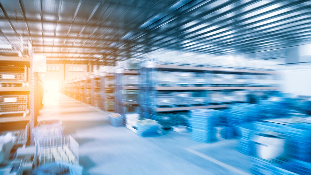 Warehouse Management En suddig bild tagen i farten på ett lagerutrymme